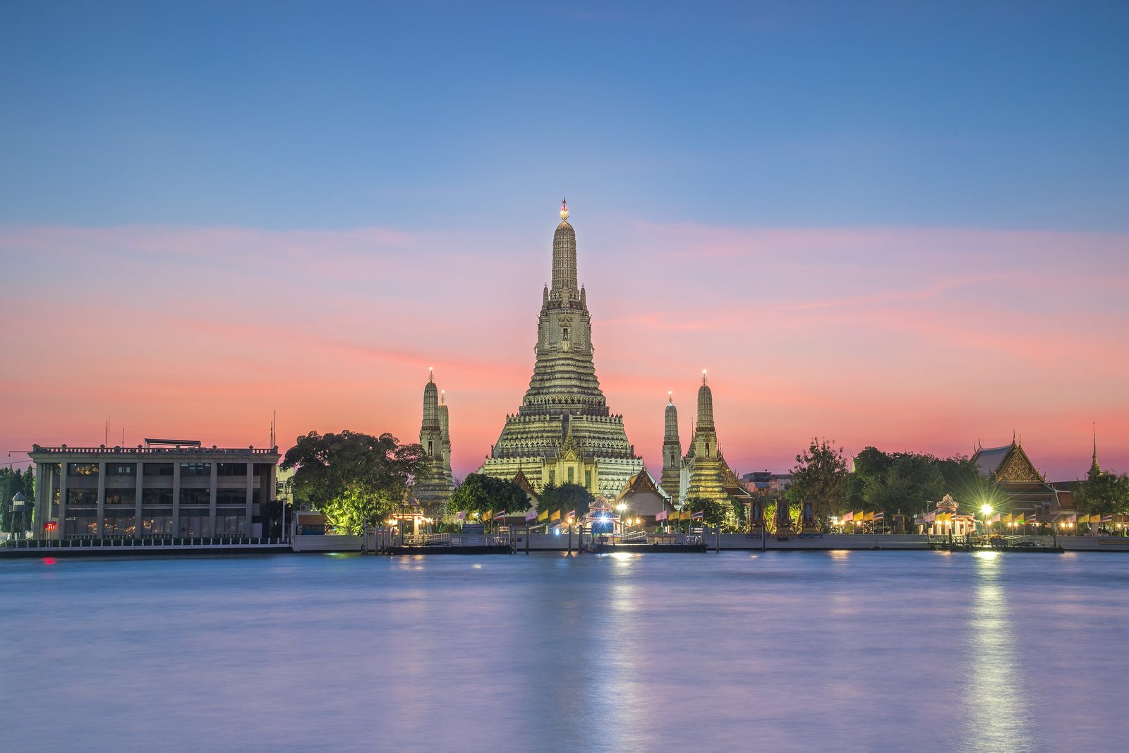 วัดอรุณราชวราราม ริมแม่น้ำเจ้าพระยา